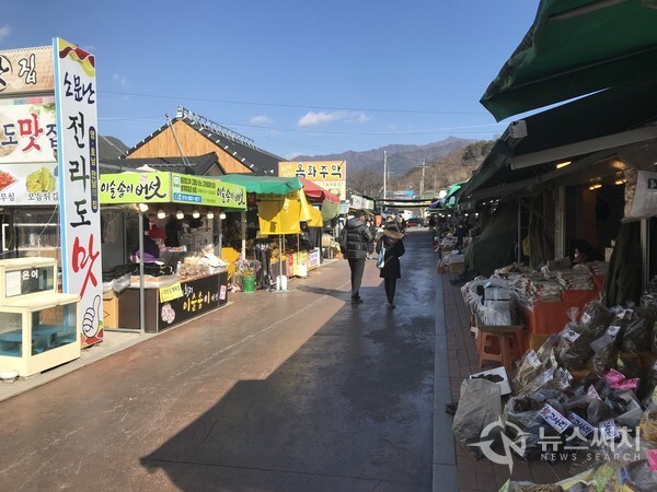 지난 여름 집중호우로 물에 잠겼던 화개장터. 5개월이 지난 지금 대부분의 상가가 영업을 시작했다. 