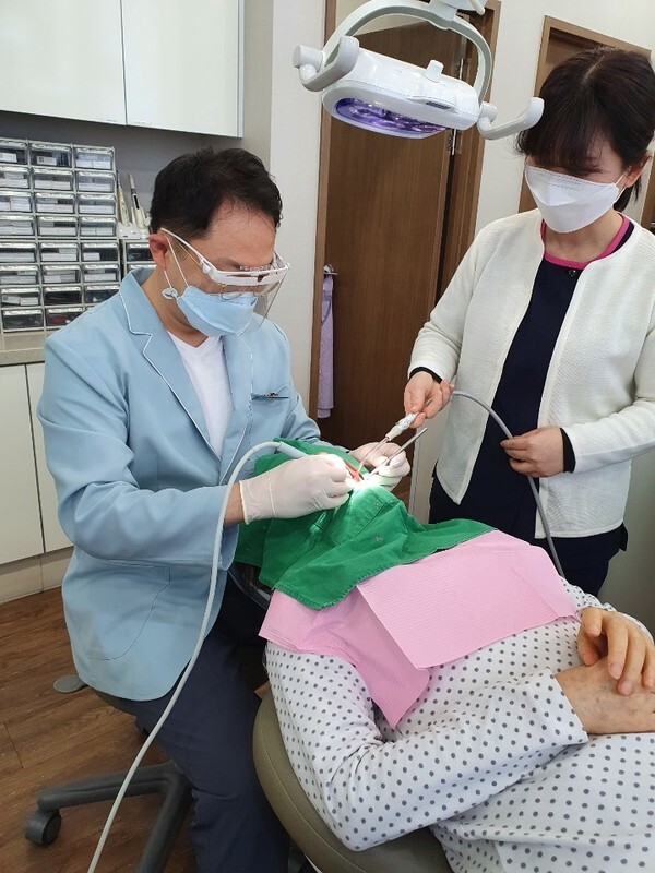 임진성 원장의 치료 장면
