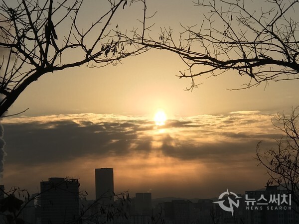 2021년 새해 첫 날 서울시 양천구 목동 용왕산에서 바라본 일출