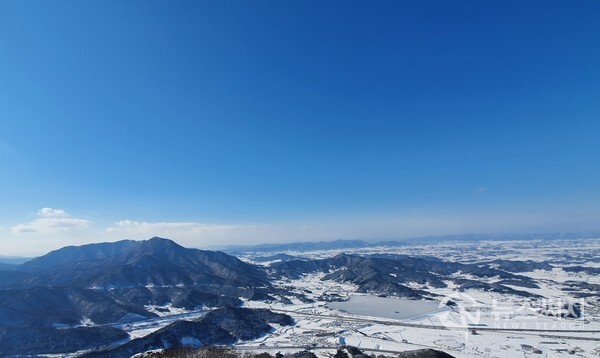 갓바위 정상에서 내려다 보이는 방장산, 선운산, 변산반도 봉우리들과 호남평야