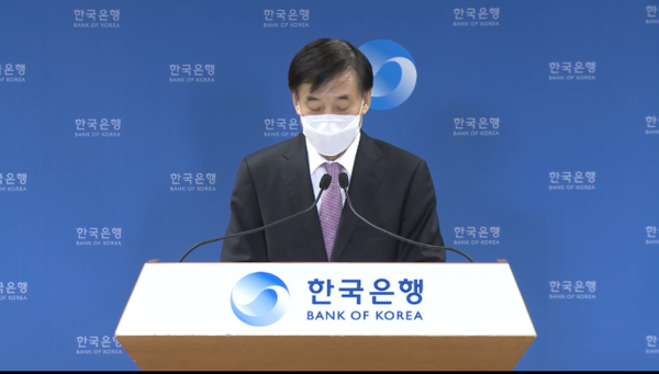 이주열 한국은행 총재가 15일 금융통화위원회 이후 온라인 기자간담회에서 발언하고 있다(사진=한국은행)