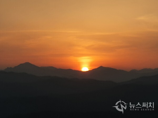 지난 16일 경북 영덕 강구면 하저리 고불봉에서 바라본 낙조