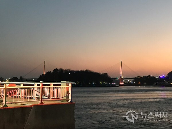 석양이 지고 있는 여수 돌산대교
