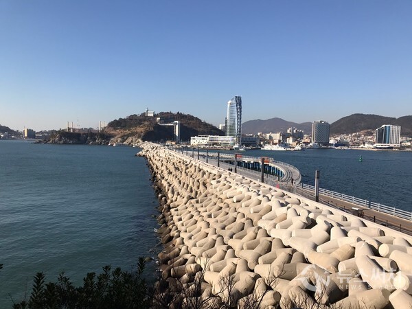 여수 오동도의 방파제