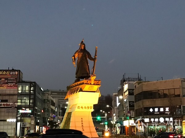 여수 시내에 설치된 이순신 동상