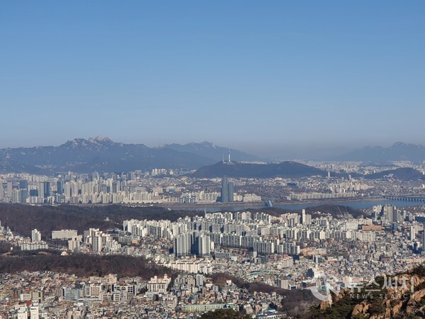 관악산 마당바위에서 보이는 남산과 북한산