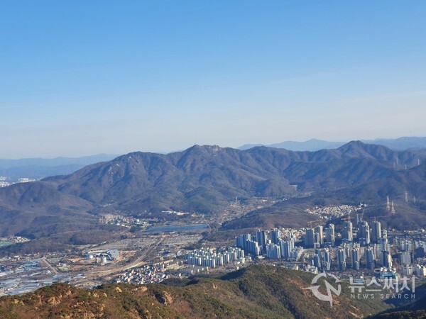 관악산에서 바라본 청계산