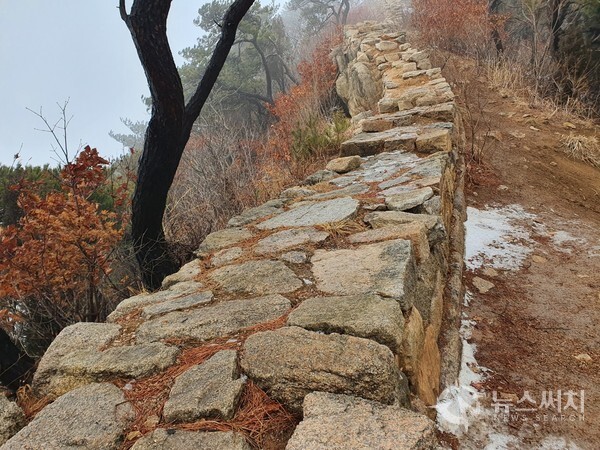 나한봉 아래 북한산성 성곽