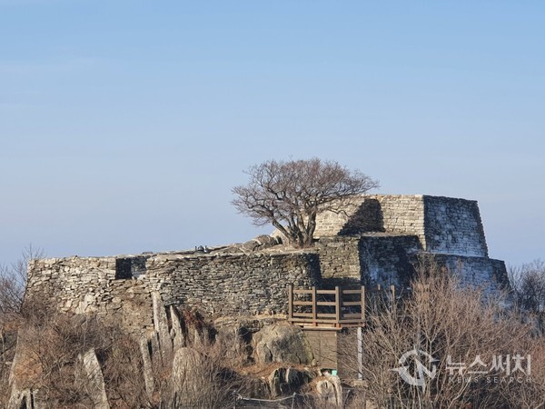 마니산 참성단.  '참성단(塹城壇)'에 대해서는 고려사 등 옛 문헌에 단군왕검이 하늘에 제사를 지내기 위해서 만들었다는 기록이 남아 있으며 전국체전 성화를 채화하는 곳으로 신성한 곳으로 여겨지고 있다