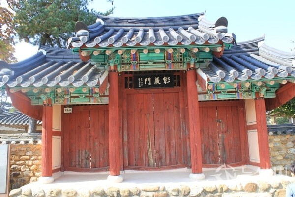 매천사 입구 창의문(彰義門). 글씨는 일중 김충현(一中 金忠顯) 선생의 작품이다. 