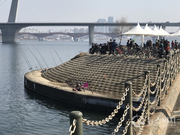 한강변 낚시대