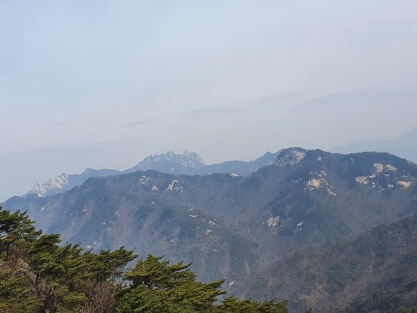 북한산 영장봉에서 바라본 도봉산과 오봉