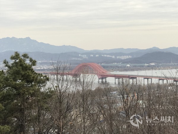 개화산에서 바라본 방화대교