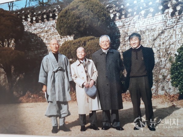 왼쪽부터 법정스님, 김팔봉 작가, 샘터발행인 김재순 전국회의장, 소설가 최인호