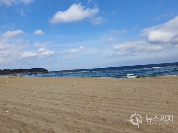 구산해수욕장. 기성면 구산리에 있는 구산해수욕장의 백사장이 넓게 펼쳐져 있다.