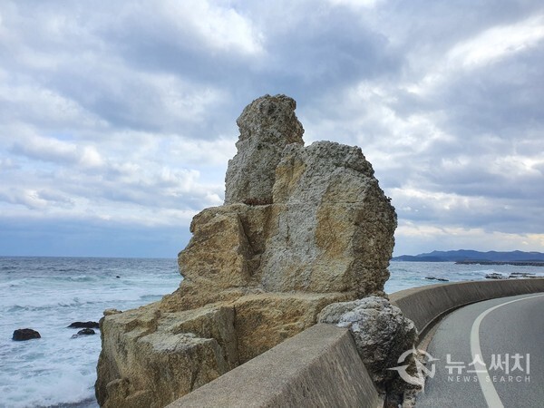 기성면 봉산리 해변도로와 바위. 바위가 해변도로와 붙어 함께 있다.