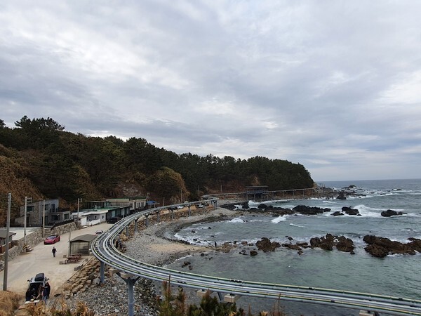 죽변 하트해변과 스카이레일. 죽변 하트해변으로 스카이레일을 까는 공사가 진행 중이다. 공사가 완공되면 스카이레일 위로 레일바이크 등을 타고 아름다운 죽변해변과 동해안을 구경할 수 있는 명소가 될 것으로 예상된다