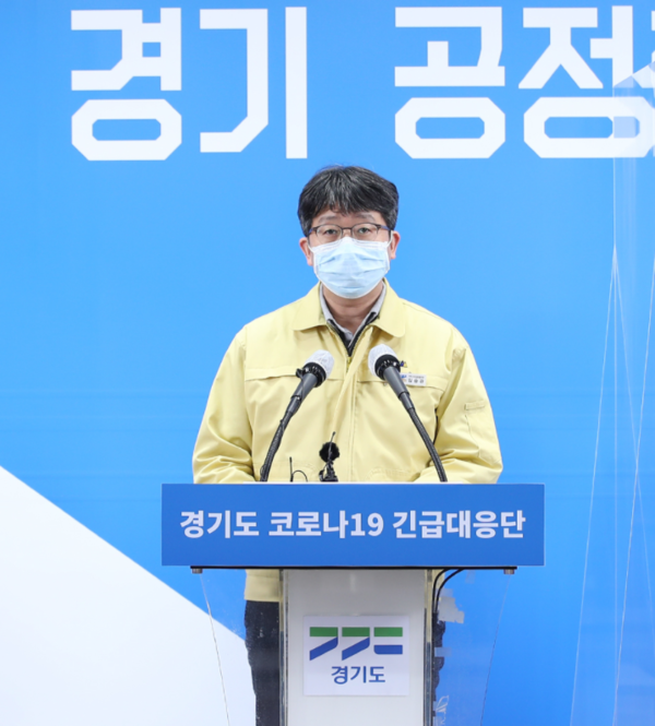 임승관 경기도 코로나19긴급대응단장이 11일 코로나19 긴급대응단 정례기자회견을 하고 있다(사진=경기도)