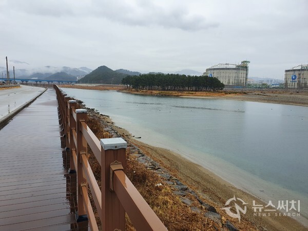 가곡천 천변 데크길. 삼척시 원덕읍에 있는 가곡천 한 가운데 ‘솔섬’이 있고 건너편에 삼척 LNG생산기지가 있다. 가곡천 가운데 있는 ‘솔섬’은 LNG생산기지 건설 전에는 전국에서 많은 사진작가들이 즐겨 찾던 곳이었으나, LNG생산기지가 건설된 후에는 ‘솔섬’을 다양한 각도에서 촬영하는 것이 어려워져 사진작가들의 발걸음이 줄어 들었다.