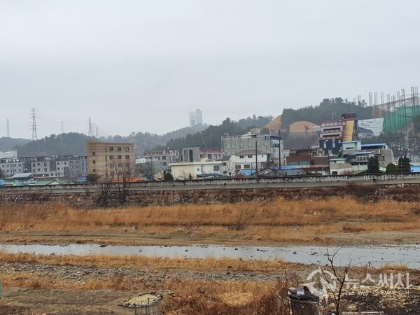 호산천과 원덕읍 호산리 중심부
