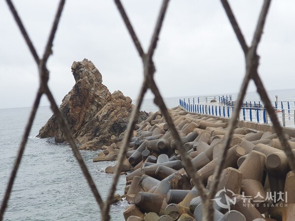 삼척시 원덕읍 월천방파제. 군사방어 목적으로 해변에 철책이 둘러져 있어 주민들이나 관광객들이 제한된 시간 동안만 이용할 수 있다.
