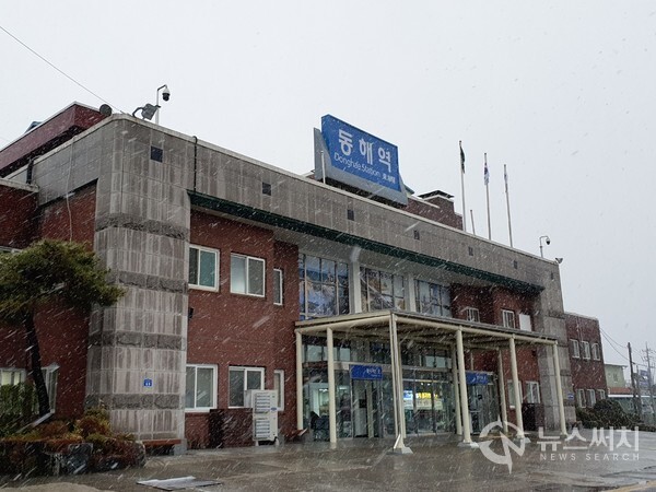 폭설이 내린 강원도 동해역. 지난 1일 삼일절 연휴를 맞아 모처럼 강원도에 많은 나들이객이 몰렸으나 갑작스럽게 폭설이 내려 큰 불편을 겪었다.  
