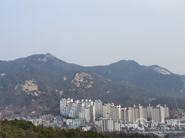 수락산 채석장에서 바라본 불암산과 상계동 아파트 풍경