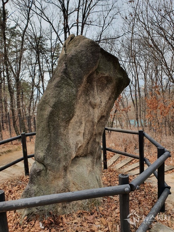 불암산 넓적바위. 불암산 학도암 인근에 있는 독특한 형태의 바위. 무속신앙과 연결되어 소원을 비는 대상이기도 하다.