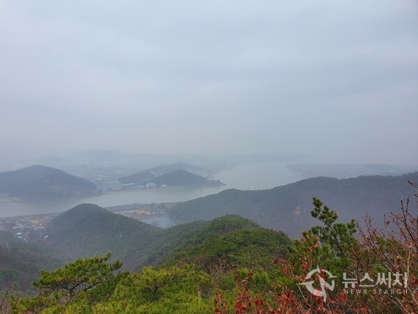 문수산 정상에서 바라본 임진강과 북한의 풍경
