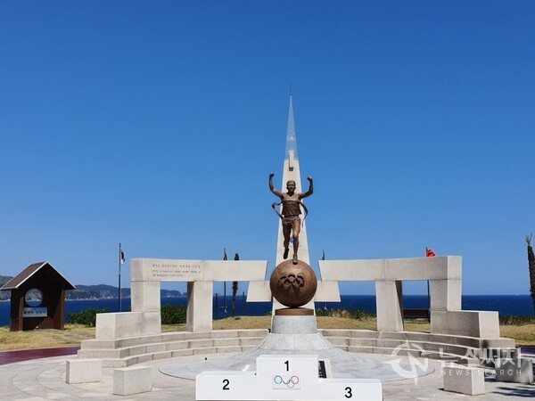 황영조기념공원. 바르셀로나올핌픽 마라톤에서 금메달을 따서 대한민국 국민들에게 큰 희망과 기쁨을 주었던 황영조 선수의 고향이 ‘강원도 근덕면 초곡리’이다. 황영조 선수의 올림픽 금메달 획득을 기념하기 위해 황영조 선수의 고향에 ‘황영조기념공원’이 조성되었다. 황영조기념공원을 지나면 바로 초곡항이 있다.