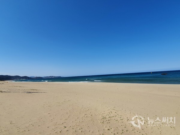 맹방해수욕장 백사장. 맹방해수욕장은 삼척시 해수욕장 중 백사장 길이가 길고 넓기로 유명하다. 남쪽을 ‘하맹방’, 북쪽을 ‘상맹방’으로 나누어 부를 정도로 규모가 크다.