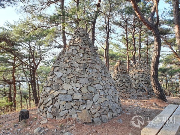  삼척시내 봉수대길 돌탑