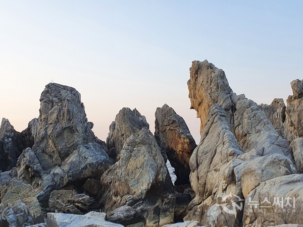 추암해변 능파대 바위군