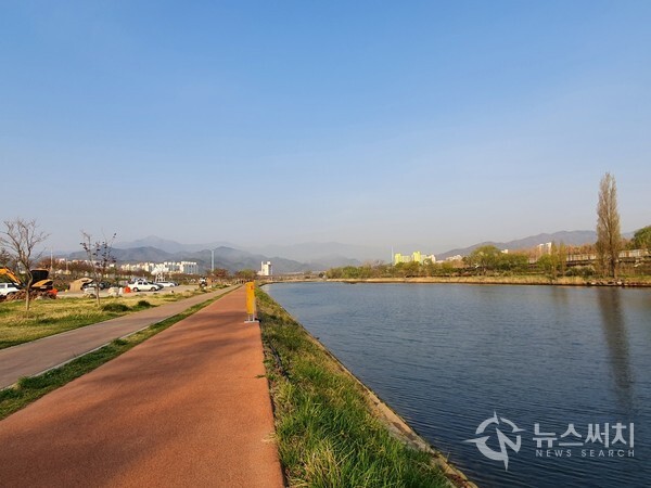 전천(箭川) 하천 산책로. 동해시 삼화동 두타산 무릉계곡에서 발원하여 북평동을 거쳐 동해로 연결되는 ‘전천(箭川)’은 동해시 구호동, 송정동에서 동해 바다로 합류한다.