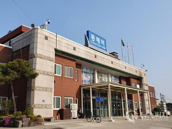 동해역. 동해역에서 KTX를 탑승할 수 있고 동해역에서 서울역까지 약 2시간 40분 정도 소요된다.