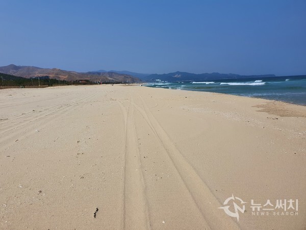 대진해수욕장에서 망상해수욕장까지 기나긴 모래사장. 대진해수욕장부터 노봉해수욕장, 망상해수욕장까지는 사실상 연결된 하나의 모래사장으로 백사장이 끝이 보이지 않게 일직선으로 이어져 있다.