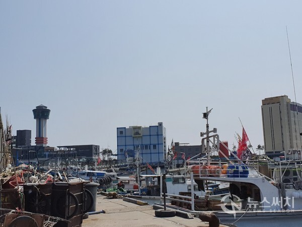 묵호항 풍경. 묵호항은 예로부터 많은 어선과 항구 인근에 많은 횟집과 음식점 등으로 유명하여 관광객들의 발길이 많은 대표적인 어항이다. 