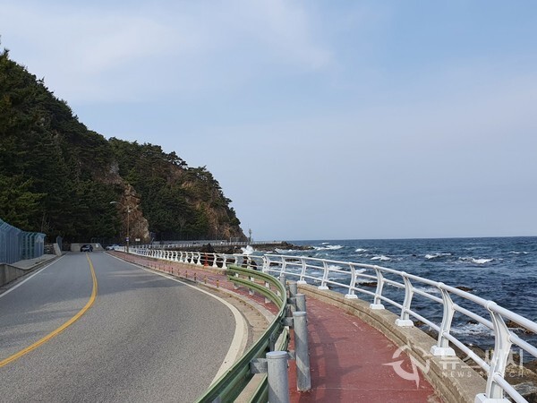 금진해변에서 심곡항까지 이어진 헌화로(獻花路). 금진해변과 심곡마을까지 약 2.4km구간은 해안단구 지형이고 바닷가 쪽이 절벽이라서 도로를 내기 쉽지 않은 여건이었는데 1998년 바닷가 쪽에 딱 붙여서 도로를 개설한 뒤 삼국유사 수로부인조에 나오는 헌화가(獻花歌)를 모티브로 하여 ‘헌화로(獻花路)’라고 이름 지었다.