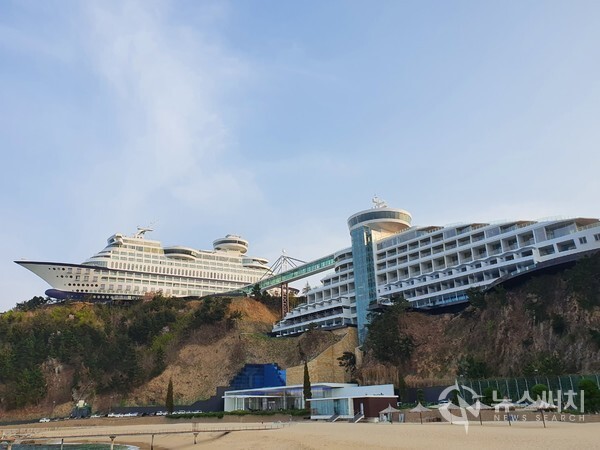정동진항에서 바라본 썬크루즈리조트 모습. 실제 유람선은 아니고 정동진 내륙 정동진 해맞이공원 내에 건축된 ‘썬크루즈리조트’라는 이름의 호텔&리조트의 모습이다.