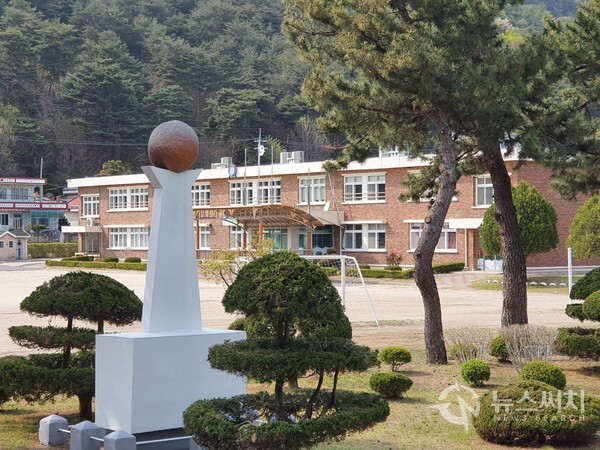 옥계초교 금진분교 모습. 원래는 ‘금진초등학교’ 였는데 학령인구 감소로 ‘옥계초교 금진분교’로 격하되었다. 지방 인구 감소로 현재 많은 수의 농어촌 초등학교가 폐교되거나 분교로 격하된 상태이다.