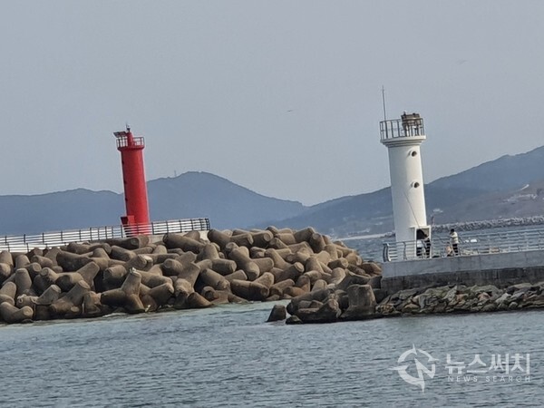  금진항 방파제. 강릉시 옥계면 금진리에 있는 금진항의 방파제이다.