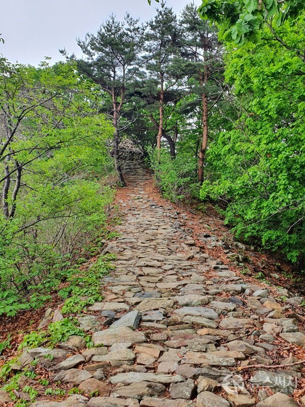 괘방산성터. 괘방산성은 고려시대에 축조된 것으로 추정되며 1998년 인근 고려성지에 대한 지표조사 과정에서 발견되었다. 