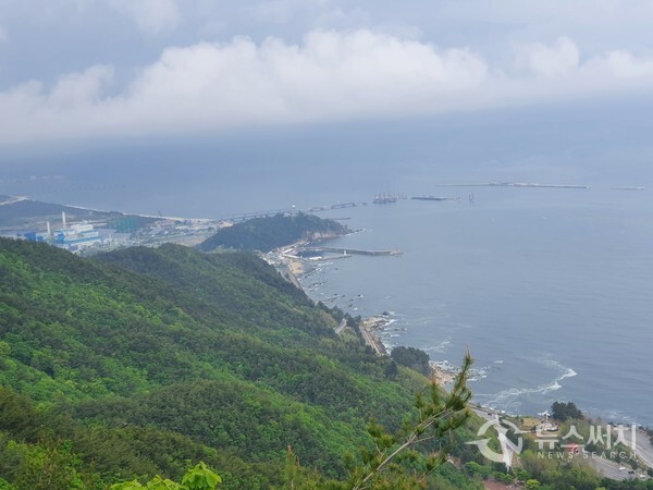 삼우봉에서 바라본 안인해변과 안인항