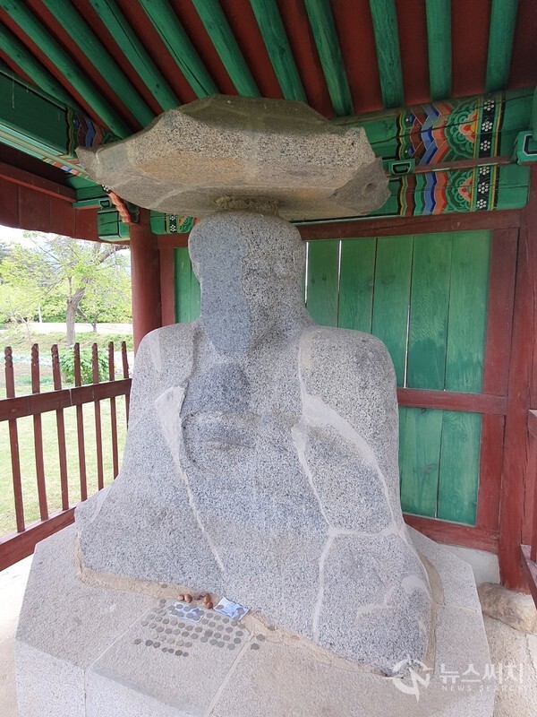 굴산사지 석불좌상. 고려시대에 만들어진 석불좌상으로 얼굴의 마모가 심하며 특히 하반신이 파손되어 있어 전체 모습을 파악하기 어렵다.