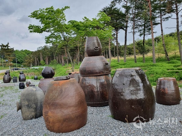 강릉 구정면 덕현리 옹기공원. 덕현리는 오래 전부터 옹기로 유명했는데 마을 입구 도로변에 옹기를 테마로 하는 공원이 조성되어 있다.