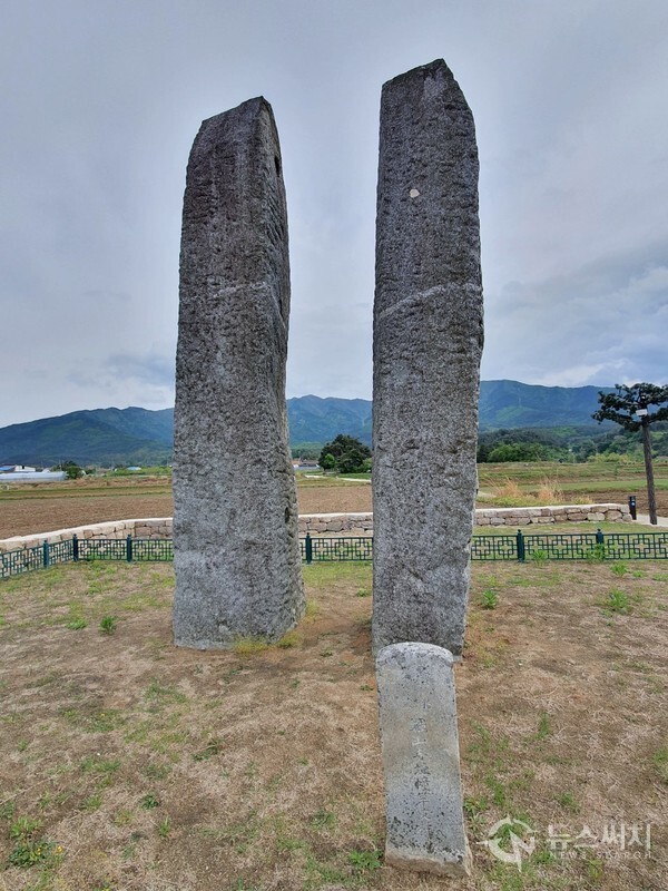 굴산사지 당간지주. 당간지주는 사찰에서 행사가 있을 때 높이 거는 당이라는 깃발을 걸어두기 위하여 세운 돌기둥이다. 강릉시 구정면 학산리에는 "굴산사" 터가 있는데 굴산사는 신라하대 9산선문 중 하나인 '사굴산문'의 개조 범일국사가 창건한 사찰로 큰 세력을 이루고 있었는데 여말선초에 폐사된 것으로 추정된다. 현재 굴산사터는 논과 밭으로 변해 있고 '당간지주', '석불좌상', '부도탑' 등 일부 유적만 흩어져 남아 있다.