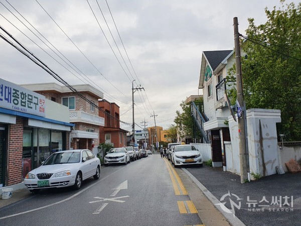 강릉시 노암동 오래된 도시길. 노암육교를 지나 강릉교육지원청 앞을 지나는 오래된 도시길의 모습이 왠지 정감이 간다.