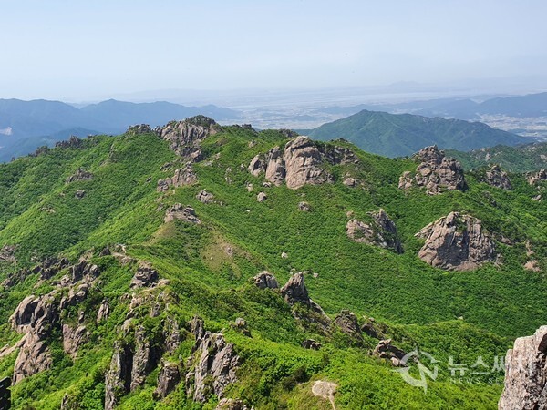 천황봉(天皇峯)에서 바라본 구정봉(九井峯)과 능선. 월출산 종주산행은 천황탐방지원센터에서 출발하여 구름다리, 통천문 등을 지나 최고봉인 천황봉에 도착하게 되고, 다시 천황봉에서 출발하여 구정봉을 향해 능선 종주를 하게 된다.