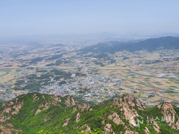 월출산 천황봉에서 바라본 영암읍내의 모습