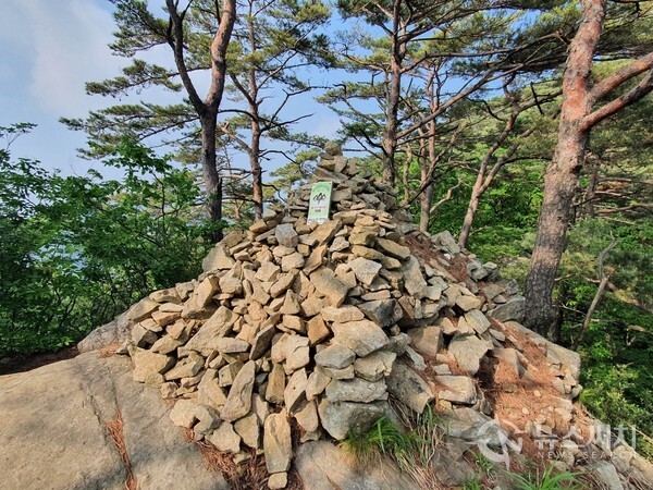 제천 성봉(城峰) 정상 돌무더기 탑. 해발 804m 높이의 성봉(城峰) 정상에는 돌무더기로 이루어진 돌탑이 있어 많은 산꾼들의 소망을 기원하고 있다.
